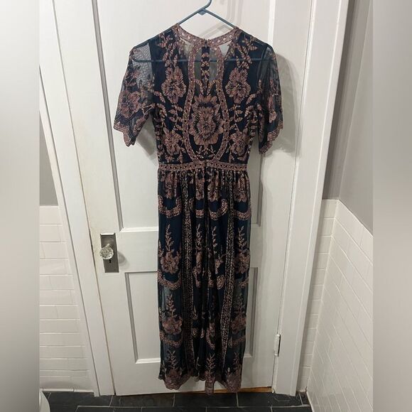 Elegant Floral Lace Dress in Navy and Pink - Picture 4 of 4